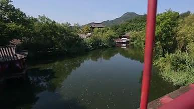蓝天白云下的河边湖水香庭视频的预览图